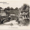 Pont de pierre à Saint-Pierre