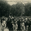Une manifestation devant le monument aux morts.