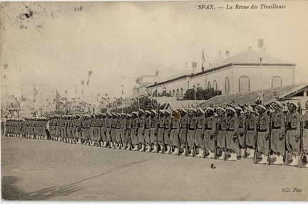 Sfax, (Tunisie) revue des tirailleur