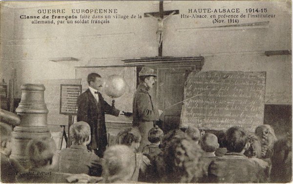 Cours de français par un soldat français sous le regard de l'instituteur allemand. (village de Haute-Alsace, nov 1914)
La déclaration de guerre a eu lieu le 1er août 1914 et les troupes françaises sont arrivées le 4 août - Toute la vallée de St Amarin a été libérée et est restée sous contrôle
français pendant toute la durée de la guerre 1914-1918. ab_03-01.jpg