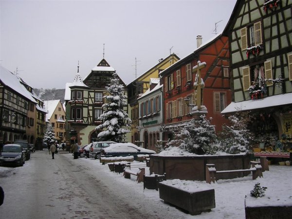 084 Kaysersberg route principale et fontaine de l empereur Constantin