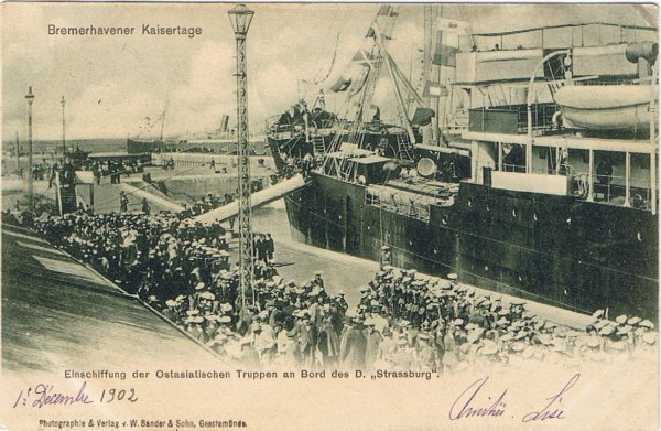 On trouve Bremerhavener Kaisertage sur la carte, parce qu'en juillet 1900, à l'occasion de l'embarquement des troupes, le Kaiser Wilhelm II / l'empreur Guillaume II, y était présent pour saluer les soldats. Zum ersten Mal mit grösser Passagierkapazität(845 Personen). Das Kombischiff ist 121 Meter lang, 14,15 Meter breit und hat eine Tragfähigkeit von 6.600 Tonnen. Das Schiff wurde als Truppentransporter während des Boxer-Aufstandes in China genutzt. 03.jpg