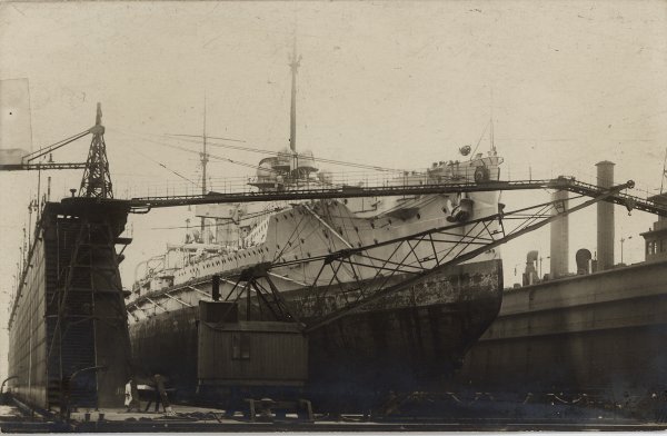 S.M. Gr. Kreuzer ' von der Tann ' im schwimmdock der kaiserl, Werft Kie marine_12.jpg