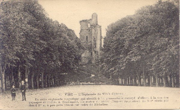 vire-l_esplanade_du_vieux_chateau.jpg