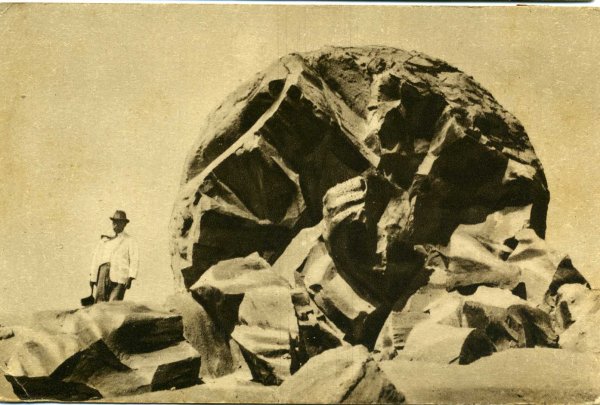 Bloc sphérique de lave rejetée pendant l'éruption de la montagne Pelée maison_07-075.jpg