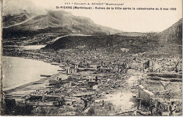 La ville de Saint-Pierre détruite après la catastrophe du 8 mai 1902 (éruption de la Montagne Pelée)
Après l'éruption meurtrière du 8 mai 1902 : 30 000 morts 2 rescapés Louis Cyparis et Léon Compère, plusieurs autres écoulements pyroclastiques se sont produits et ont achevé de détruire la ville de Saint-Pierre, notamment le 26 mai et le 6 juin. La nuée ardente du 30 août, plus violente, dévasta une superficie deux fois plus importante (environ 114 km²), touchant de nouveau la ville de Saint-Pierre et s'étendant à celle du Morne Rouge. Dans cette ville, non évacuée puisque toutes les autres nuées s'orientaient vers le sud-ouest, périrent 1 000 personnes.
Sources : http://www.mnhn.fr/expo/volcans. maison_07-13.jpg