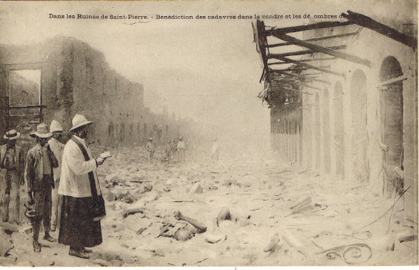 Dans les ruines de Saint-Pierre apèês la catastrophe. Bénédiction des victimes par un prêtre dans la cendre et les décombres.
Après l'éruption meurtrière du 8 mai 1902 : 30 000 morts 2 rescapés Louis Cyparis et Léon Compère, plusieurs autres écoulements pyroclastiques se sont produits et ont achevé de détruire la ville de Saint-Pierre, notamment le 26 mai et le 6 juin. La nuée ardente du 30 août plus violente, dévasta une superficie deux fois plus importante (environ 114 km²), touchant de nouveau la ville de Saint-Pierre et s'étendant à celle du Morne Rouge. Dans cette ville, non évacuée puisque toutes les autres nuées s'orientaient vers le sud-ouest, périrent 1 000 personnes.
Sources : http://www.mnhn.fr/expo/volcans
maison_07-131.jpg