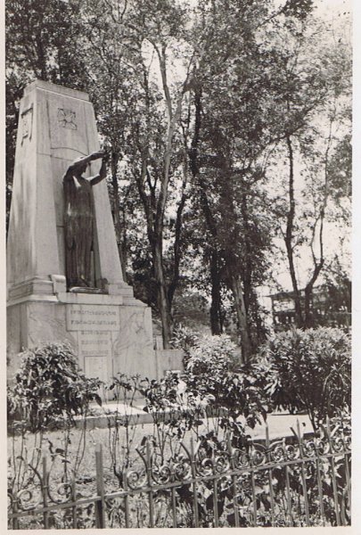 Monument aux Morts de la Premiêre Guerre Mondiale 1914-1918 à Fort de France (1924)
Sur ce monument figure sur la plaque rectangulaire La Martinique à ses enfants et en-dessous Morts pour la France , plus bas des noms. martinique_04-017.jpg