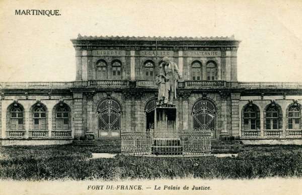 Le palais de justice a été mis en service en janvier 1907.
La statue de V. Schoelcher devant la mairie a été inaugurée le 22 septembre 1904 martinique_06-0122.jpg