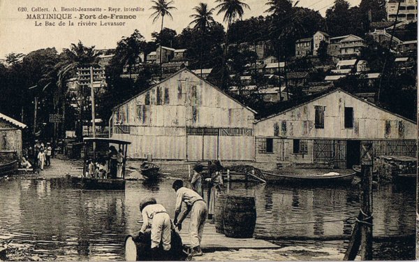 le bac Boyer du nom du vieil homme manchot qui le halait péniblement d'une rive à l'autre. martinique_06-09.jpg