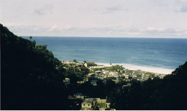 La localité de Grand'Rivière vue au débouché de la piste venant de l' Anse Couleuvre. martinique_72-02.jpg