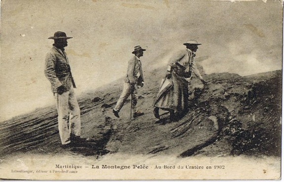Au bord du cratère en 1902